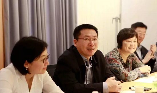 上海市长宁区副区长李荣华发言